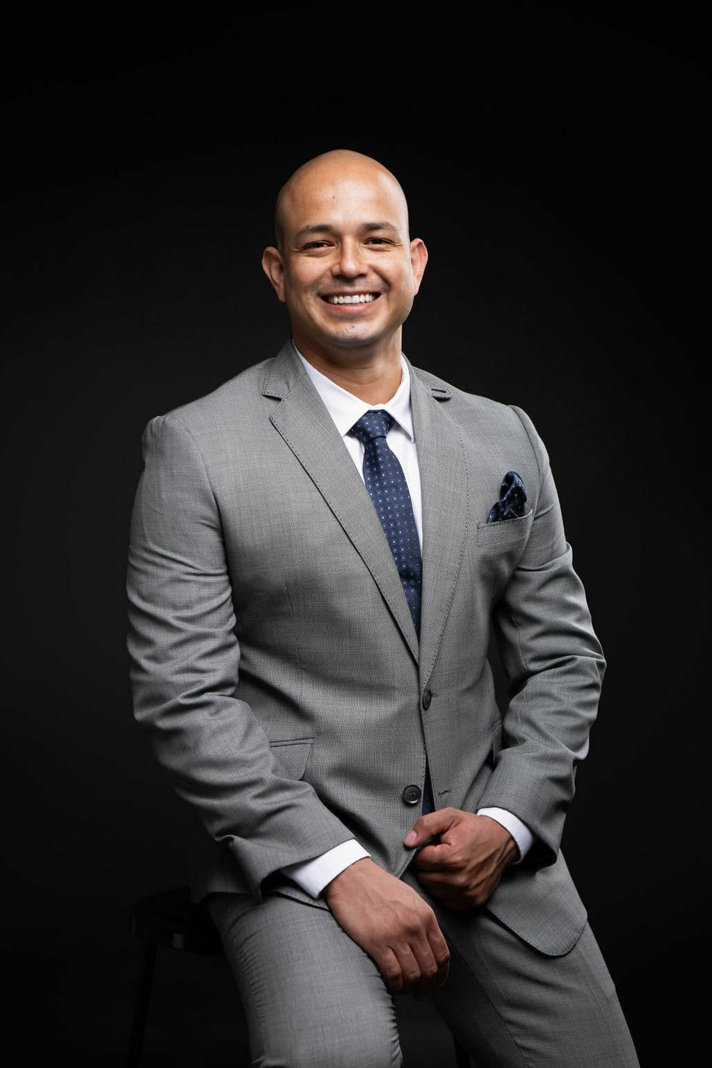 Dr. Alvaro Quesada, orthopedic surgeon in San José, Costa Rica, during patient consultation